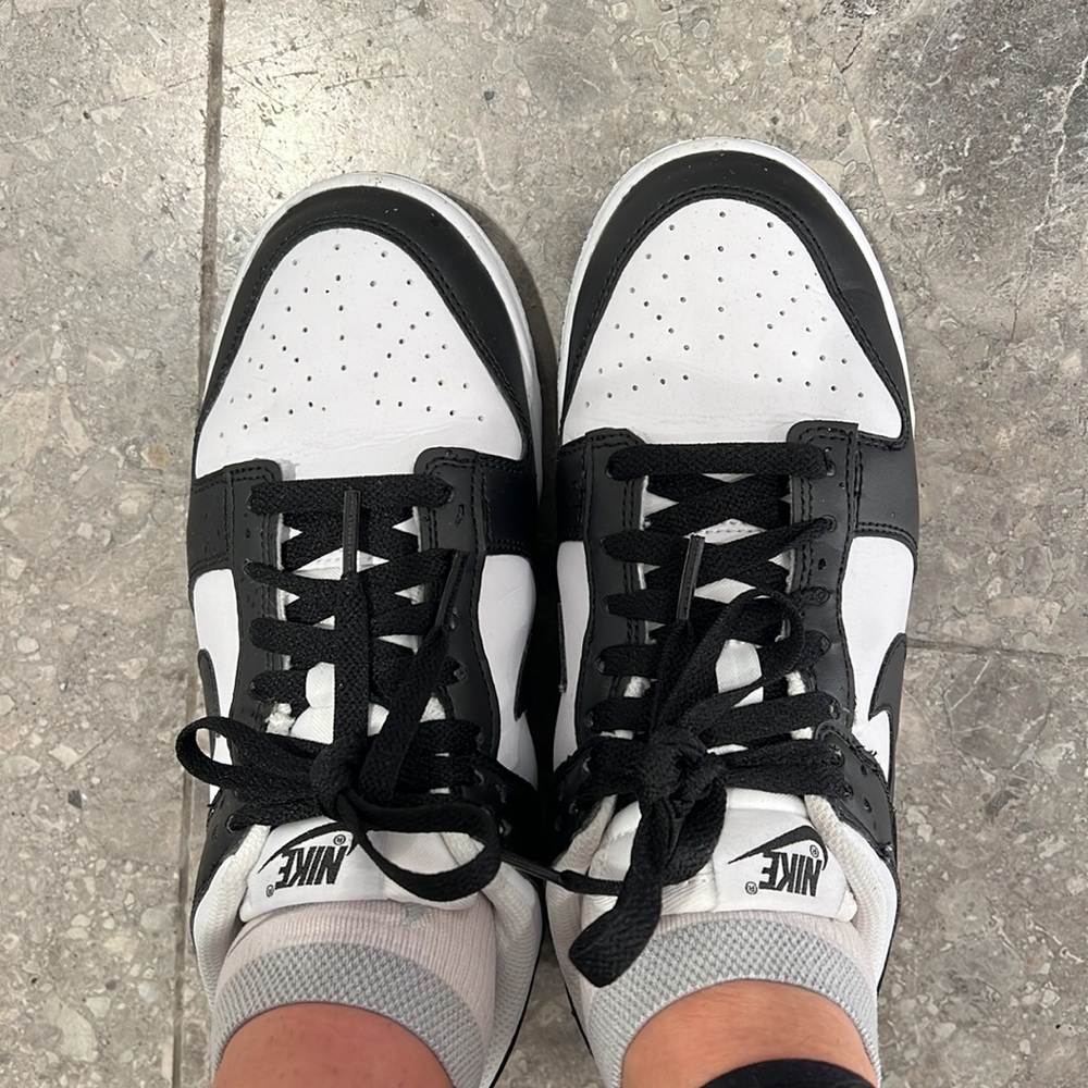 Nike women’s sz 6 low dunks (panda)